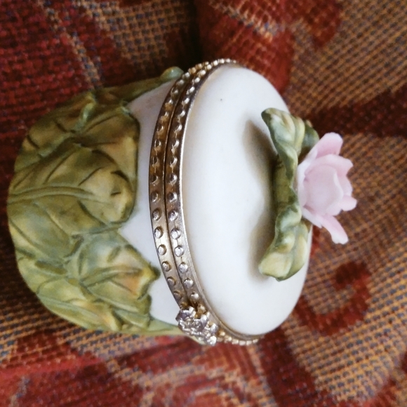 Collectable porcelain mini pill comtainer - Picture 9 of 13